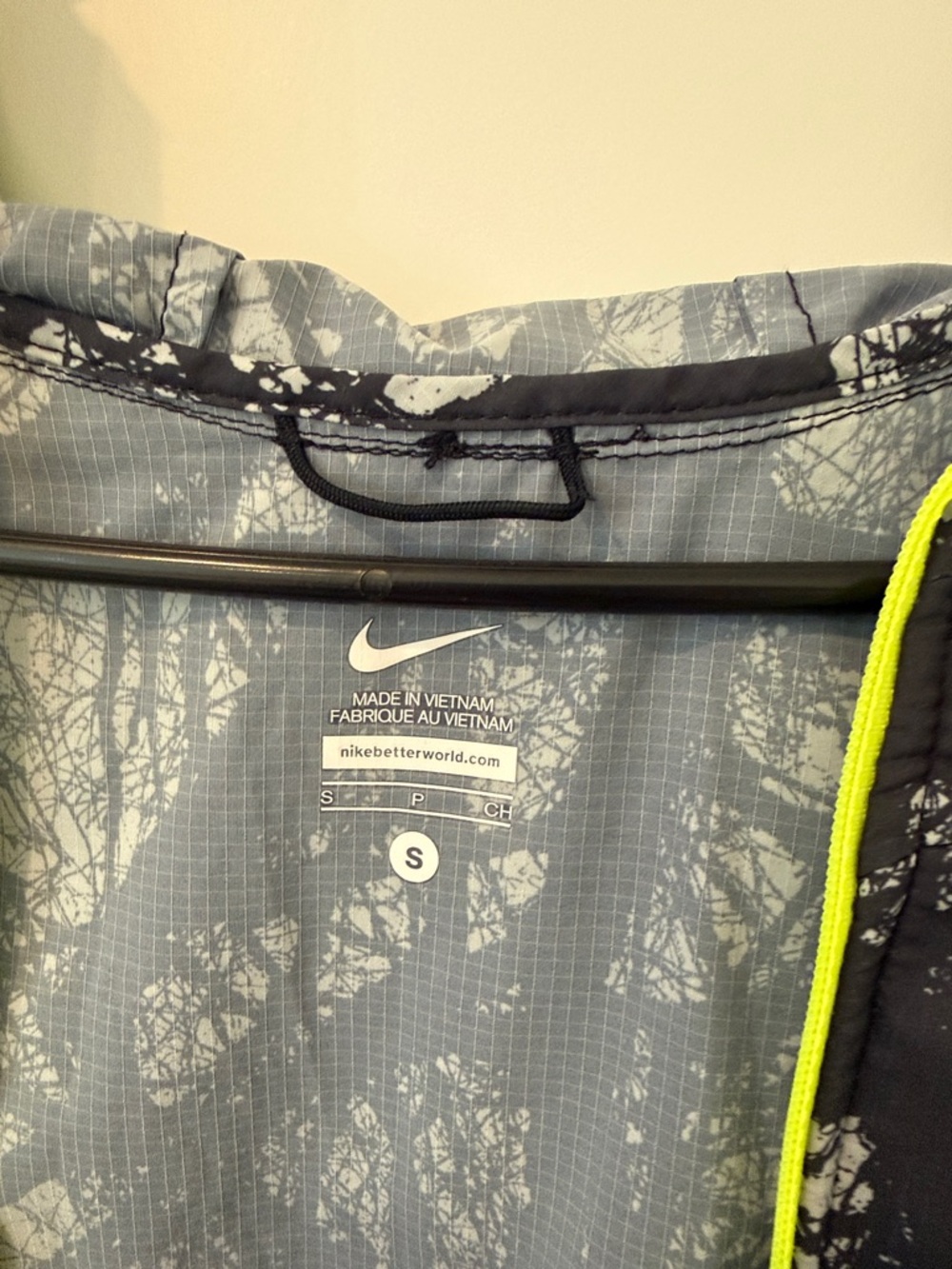 Nike Black Gray Tree-Pattern Running Jacket with Neon Yellow Trim - Picture 2 of 4